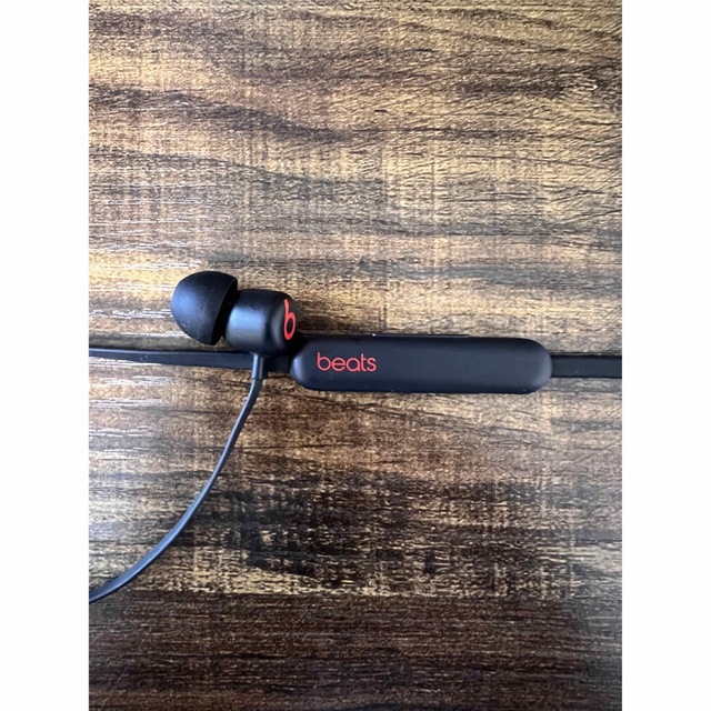 Beats(ビーツ)のBeats Flex A2295 ブラック　中古本体イヤフォンのみ スマホ/家電/カメラのオーディオ機器(ヘッドフォン/イヤフォン)の商品写真