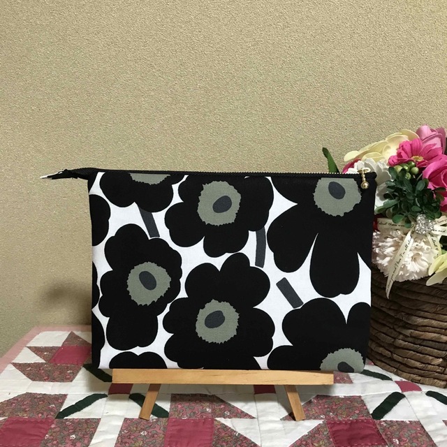 marimekko(マリメッコ)の【専用】マリメッコ  生地　ハンドメイド　ミニウニッコ　定番ブラック　ポーチ ハンドメイドのファッション小物(ポーチ)の商品写真