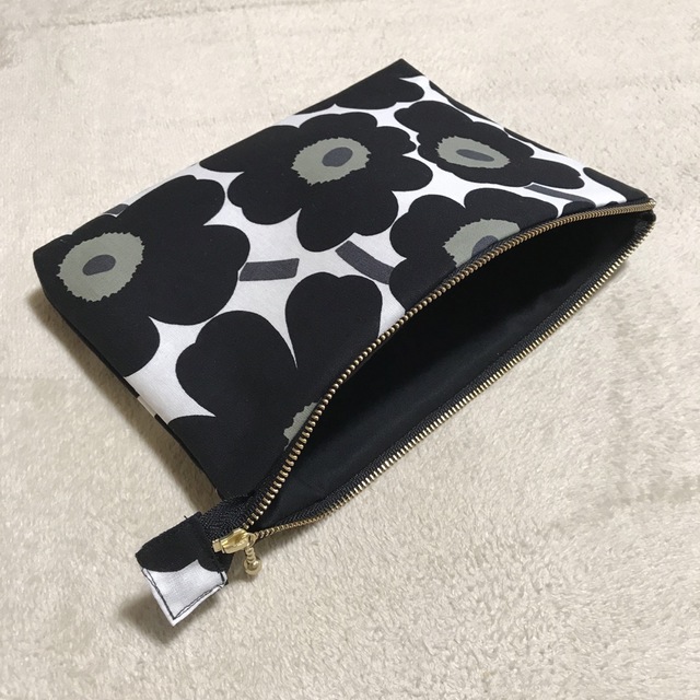 marimekko(マリメッコ)の【専用】マリメッコ  生地　ハンドメイド　ミニウニッコ　定番ブラック　ポーチ ハンドメイドのファッション小物(ポーチ)の商品写真