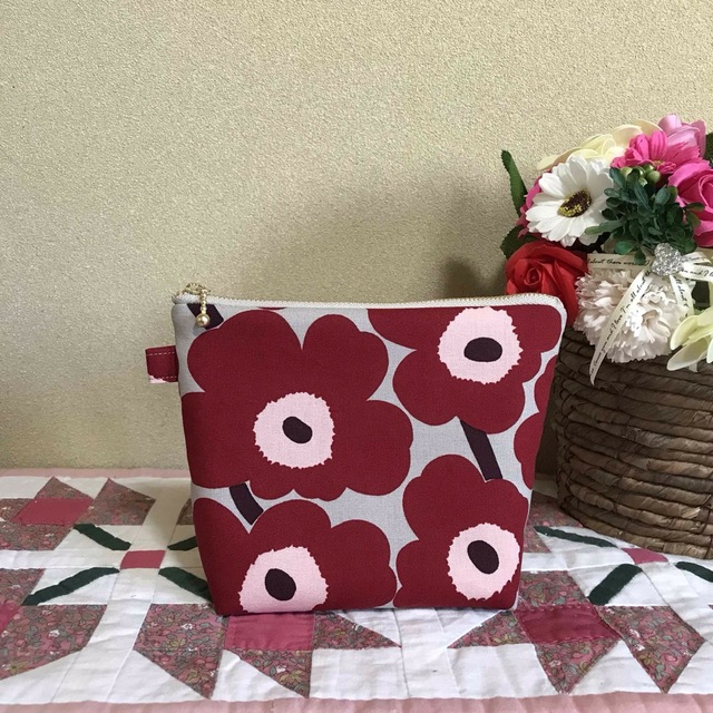 marimekko(マリメッコ)の【専用】マリメッコ  生地　ハンドメイド　ミニウニッコ　定番ブラック　ポーチ ハンドメイドのファッション小物(ポーチ)の商品写真