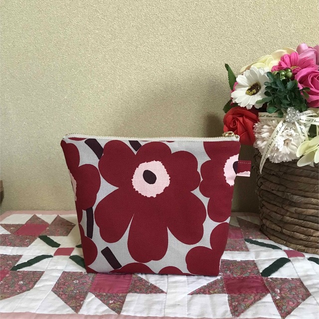 marimekko(マリメッコ)の【専用】マリメッコ  生地　ハンドメイド　ミニウニッコ　定番ブラック　ポーチ ハンドメイドのファッション小物(ポーチ)の商品写真