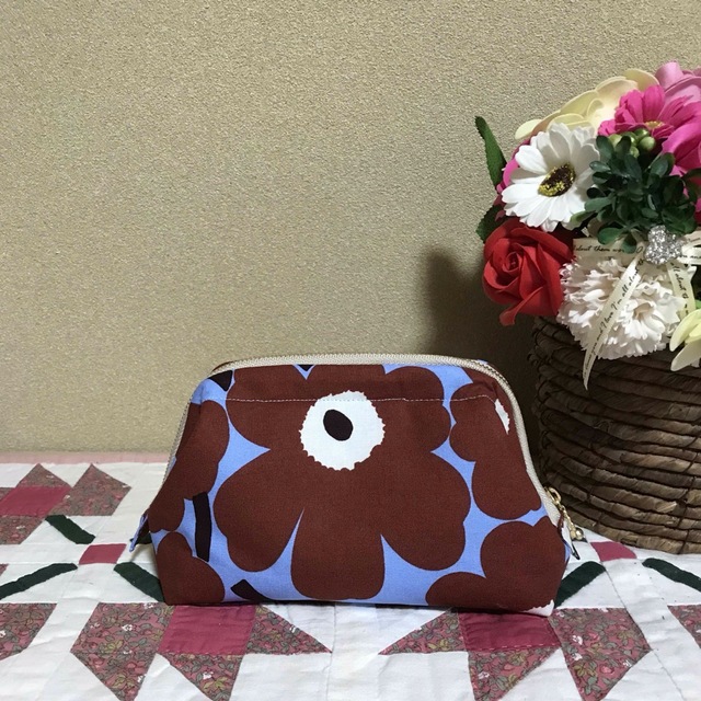 marimekko(マリメッコ)の【専用】マリメッコ  生地　ハンドメイド　ミニウニッコ　定番ブラック　ポーチ ハンドメイドのファッション小物(ポーチ)の商品写真