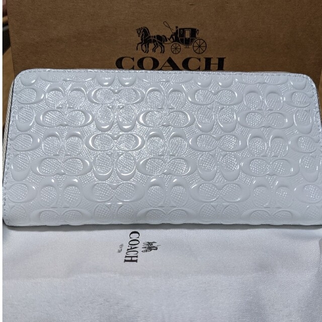 COACH(コーチ)のCOACH  長財布　型押しシグネチャー　白 レディースのファッション小物(財布)の商品写真