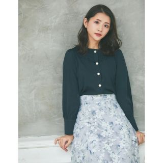 トッコクローゼット(TOCCO closet)のパール釦プチフリルネックノーカラーブラウス【doaris ドアリス】(シャツ/ブラウス(長袖/七分))