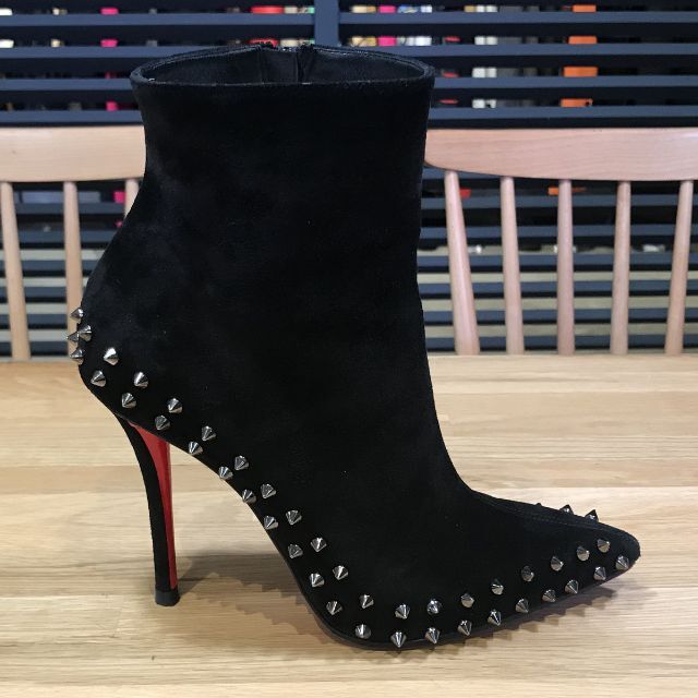 Christian Louboutin(クリスチャンルブタン)の美品 ルブタン スエード ブーツ ミディ ブーティ スエード 黒 37.5 24 レディースの靴/シューズ(ブーツ)の商品写真