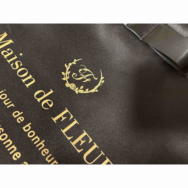 Maison de FLEUR(メゾンドフルール)のメゾンドフルール  ブランドロゴフリルハンドルトートMバッグ　 ブラック レディースのバッグ(トートバッグ)の商品写真