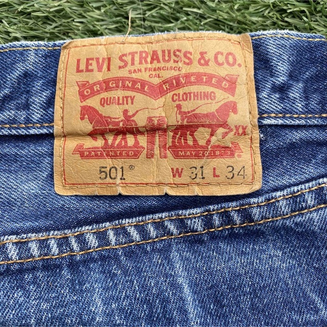 501(ゴーマルイチ)のリーバイス 501 W31 L34 インディゴブルーデニムジーンズ Levis メンズのパンツ(デニム/ジーンズ)の商品写真