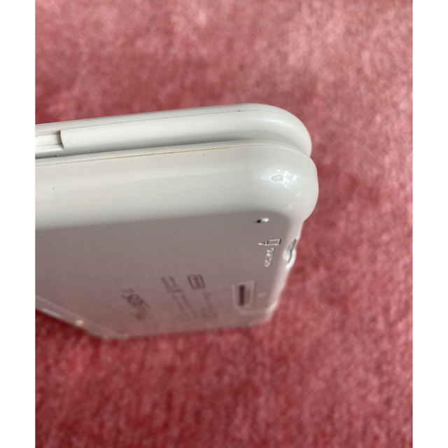 ニンテンドー3DS(ニンテンドー3DS)のnew ニンテンドー 3DS LL パールホワイト　充電器付 エンタメ/ホビーのゲームソフト/ゲーム機本体(携帯用ゲーム機本体)の商品写真