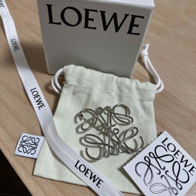 LOEWE(ロエベ)のロエベ☆アナグラムブローチ（メタル）☆パラジウム レディースのアクセサリー(ブローチ/コサージュ)の商品写真