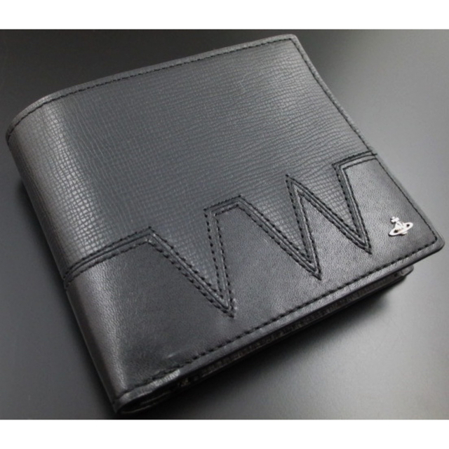 Vivienne Westwood(ヴィヴィアンウエストウッド)の★ギフトに★新品★箱付 ヴィヴィアンウエストウッド かぶせ 二つ折り財布 黒★ メンズのファッション小物(折り財布)の商品写真