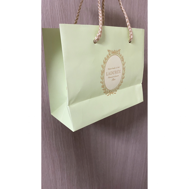 LADUREE(ラデュレ)のラデュレ　マカロン　紙袋　ショッパー　ギフト レディースのバッグ(ショップ袋)の商品写真