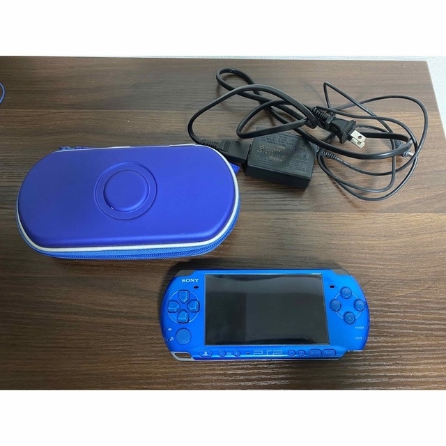 PlayStation Portable(プレイステーションポータブル)のPSP本体ブルー　バッテリー・メモリースティックなし エンタメ/ホビーのゲームソフト/ゲーム機本体(携帯用ゲーム機本体)の商品写真