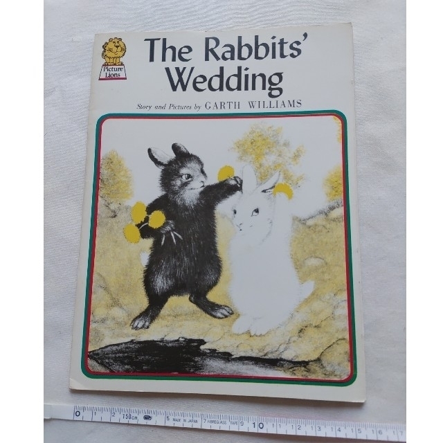 洋書 「The Rabbits' Wedding」「しろいうさぎとくろいうさぎ」 エンタメ/ホビーの本(絵本/児童書)の商品写真