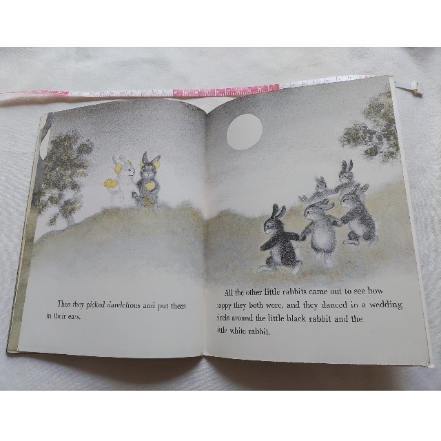 洋書 「The Rabbits' Wedding」「しろいうさぎとくろいうさぎ」 エンタメ/ホビーの本(絵本/児童書)の商品写真