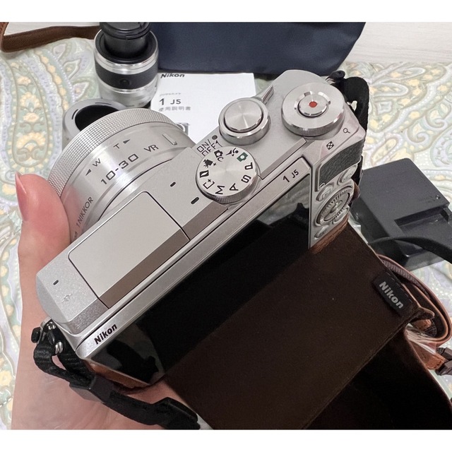 Nikon(ニコン)のNikon 1 j5 シルバー ダブルズームレンズキット スマホ/家電/カメラのカメラ(ミラーレス一眼)の商品写真