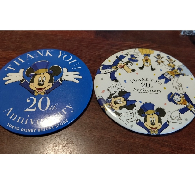 Disney(ディズニー)のディズニーストア東京ディズニーリゾート店20周年缶バッジ エンタメ/ホビーのアニメグッズ(バッジ/ピンバッジ)の商品写真