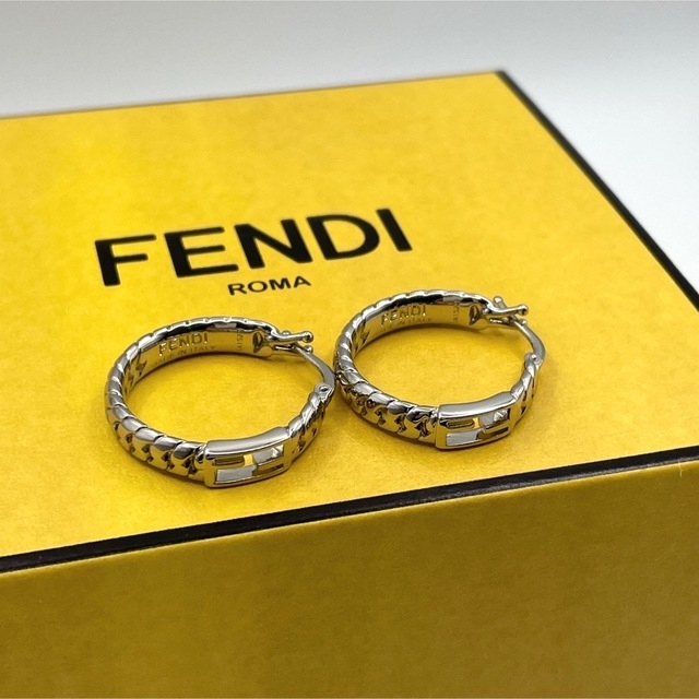 新品・未使用✨FENDI✨ バゲット ピアス スモール