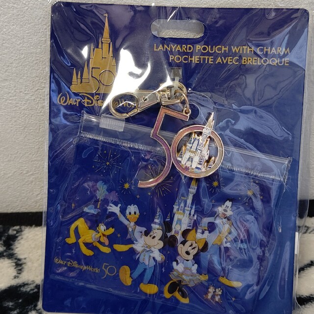 Disney(ディズニー)のディズニーワールド50周年ランヤードポーチ エンタメ/ホビーのおもちゃ/ぬいぐるみ(キャラクターグッズ)の商品写真