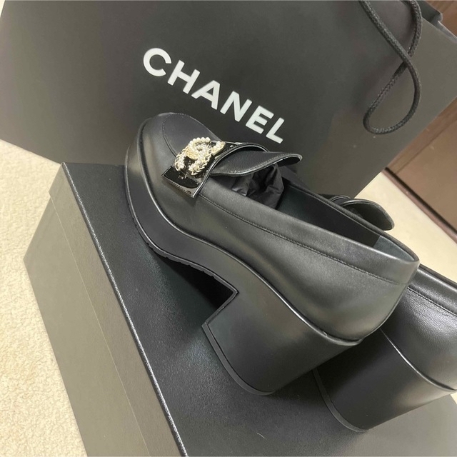 CHANEL(シャネル)のシャネルCHANELビジュー付きローファー38 ジミーチュウお好きな方にも レディースの靴/シューズ(ローファー/革靴)の商品写真