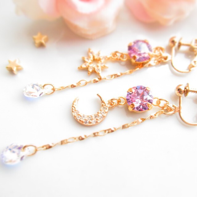 SWAROVSKI(スワロフスキー)の【イヤリング】スワロフスキー　ハンドメイドイヤリング　月　星　揺れる　紫　ロング ハンドメイドのアクセサリー(イヤリング)の商品写真