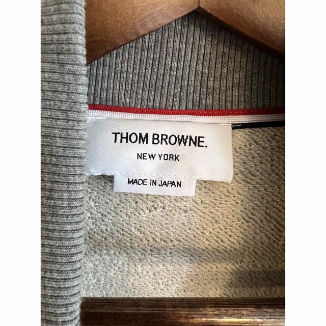 THOM BROWNE(トムブラウン)のthom browne トムブラウン　スウィングプルオーバージップ メンズのトップス(パーカー)の商品写真