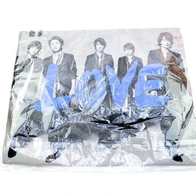 新品　未開封　嵐 LOVE 2013 ライブツアー Tシャツ グッズ エンタメ/ホビーのタレントグッズ(アイドルグッズ)の商品写真