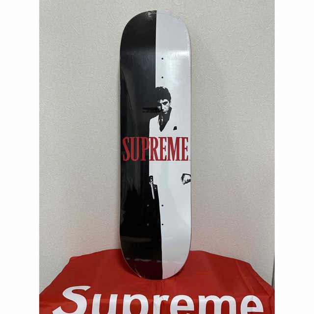 Supreme(シュプリーム)のSupreme Scarface split skateboard + ギフト スポーツ/アウトドアのスポーツ/アウトドア その他(スケートボード)の商品写真