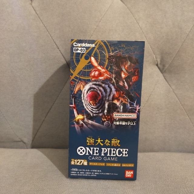 ONE PIECE(ワンピース)のワンピース　新品未開封］強大な敵　ワンピース　カードゲーム　テープ付き　BOX エンタメ/ホビーのアニメグッズ(カード)の商品写真