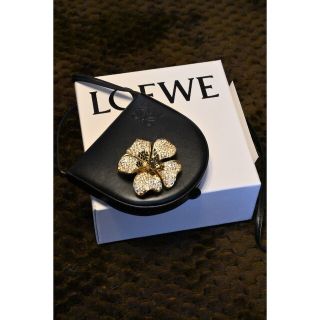 ロエベ(LOEWE)のLOEWE - メタルフラワー ヒール ポーチ(ショルダーバッグ)