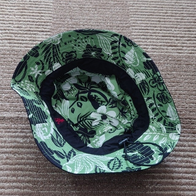 STUSSY(ステューシー)のステューシー　リバーシブルハット　黒×グリーン レディースの帽子(ニット帽/ビーニー)の商品写真