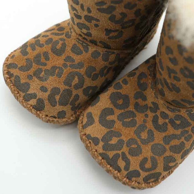 UGG(アグ)のアグ ムートンブーツ CassieLeopard カシーレオパード シープスキン ヒョウ ベビーシューズ 靴 ベビー 女の子用 11cmサイズ ブラウン UGG キッズ/ベビー/マタニティのキッズ靴/シューズ(15cm~)(ブーツ)の商品写真