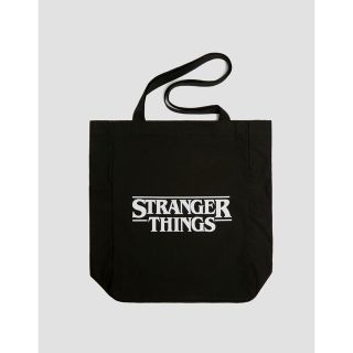 アーバンアウトフィッターズ(Urban Outfitters)のヨーロッパ購入　公式ストレンジャーシングス 黒　トートバッグ(トートバッグ)