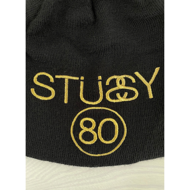 STUSSY(ステューシー)のSTUSSYステューシー　ビーニー　ニットキャップ　黒　金色刺繍 メンズの帽子(ニット帽/ビーニー)の商品写真