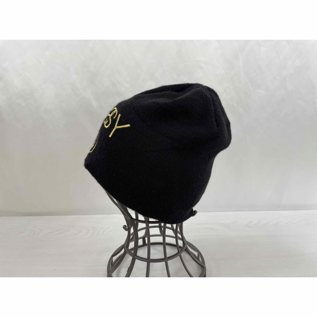 STUSSY(ステューシー)のSTUSSYステューシー　ビーニー　ニットキャップ　黒　金色刺繍 メンズの帽子(ニット帽/ビーニー)の商品写真