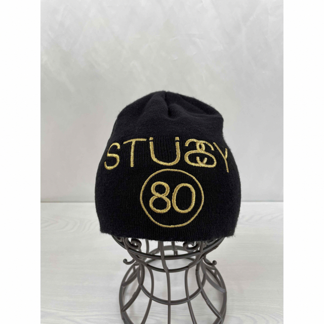 STUSSY(ステューシー)のSTUSSYステューシー　ビーニー　ニットキャップ　黒　金色刺繍 メンズの帽子(ニット帽/ビーニー)の商品写真