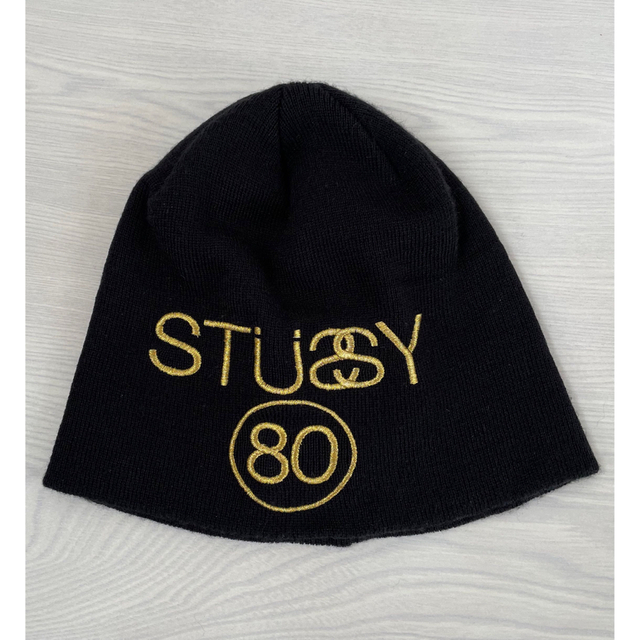 STUSSY(ステューシー)のSTUSSYステューシー　ビーニー　ニットキャップ　黒　金色刺繍 メンズの帽子(ニット帽/ビーニー)の商品写真