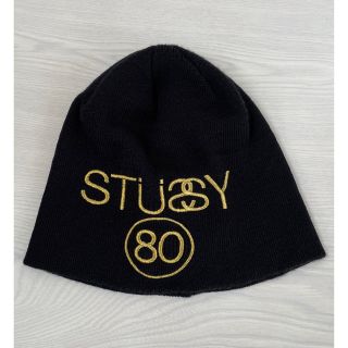 ステューシー(STUSSY)のSTUSSYステューシー　ビーニー　ニットキャップ　黒　金色刺繍(ニット帽/ビーニー)