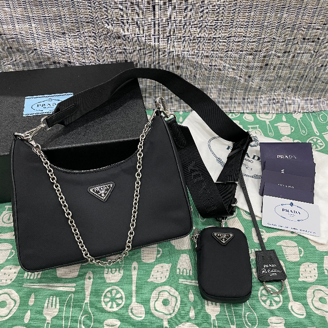 PRADA 断捨離中です!プラダのショルダーバッグです 定価 レディース