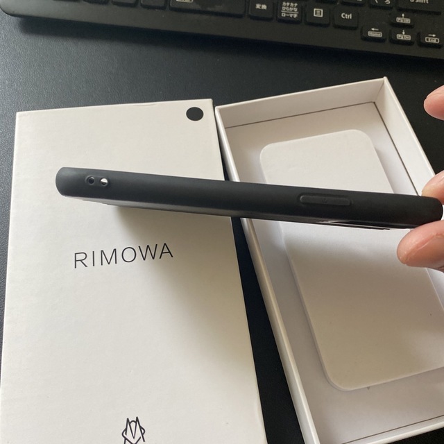 RIMOWA(リモワ)のRIMOWA iPhone11pro マットブラック！まだまだ使えます！安い！ スマホ/家電/カメラのスマートフォン/携帯電話(その他)の商品写真