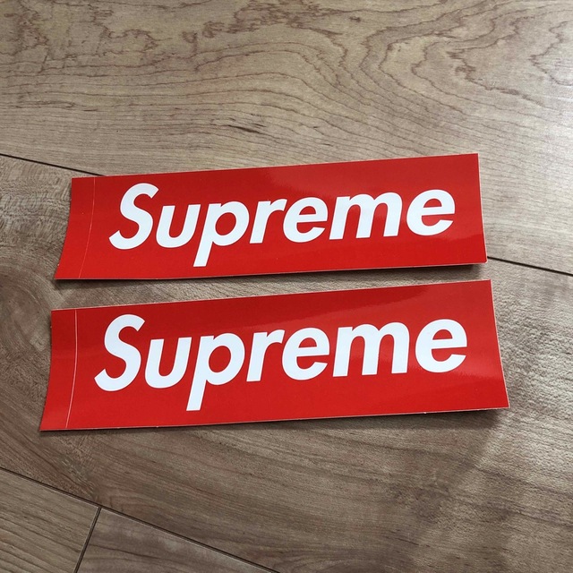 Supreme(シュプリーム)のSupreme ステッカー　2枚 エンタメ/ホビーのコレクション(ノベルティグッズ)の商品写真