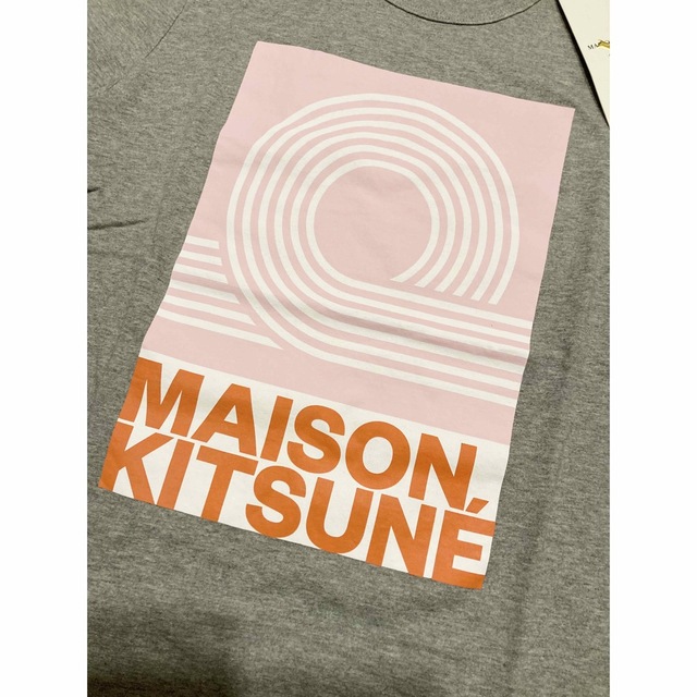 MAISON KITSUNE'(メゾンキツネ)のmaisonkitsune' メゾンキツネ エディション グレー Tシャツ XS レディースのトップス(Tシャツ(半袖/袖なし))の商品写真