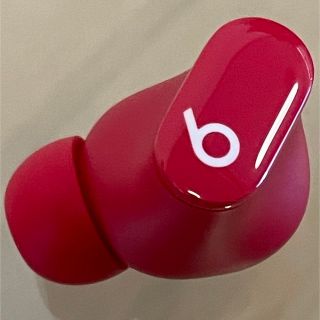 ビーツバイドクタードレ(Beats by Dr Dre)の国内正規品★美品★Beats Studio Buds レッド 左耳のみ／R71(ヘッドフォン/イヤフォン)