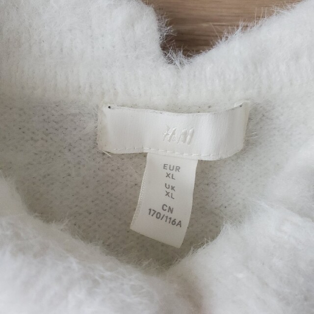 H&M(エイチアンドエム)のH&M 白ふわふわニット 5分丈 ビジューボタン レディースのトップス(ニット/セーター)の商品写真
