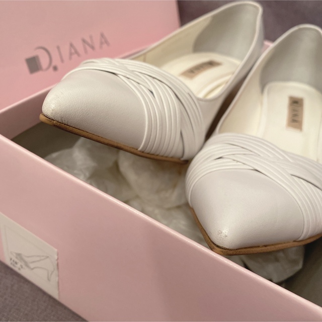 DIANA(ダイアナ)のDIANA ホワイトパンプス レディースの靴/シューズ(ハイヒール/パンプス)の商品写真
