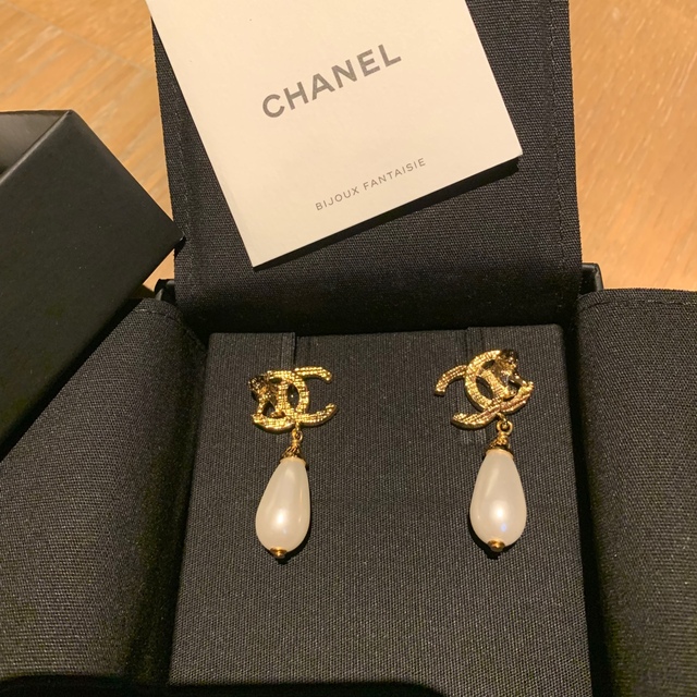 新品CHANEL 2022AW パール　ライオンピアス