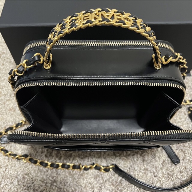 CHANEL(シャネル)の新品　CHANEL ヴァニティー ケース シャイニー カーフスキン ブラック レディースのバッグ(ハンドバッグ)の商品写真