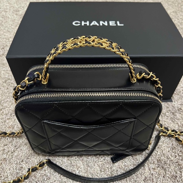 CHANEL(シャネル)の新品　CHANEL ヴァニティー ケース シャイニー カーフスキン ブラック レディースのバッグ(ハンドバッグ)の商品写真