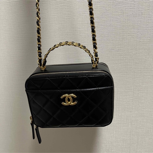 CHANEL(シャネル)の新品　CHANEL ヴァニティー ケース シャイニー カーフスキン ブラック レディースのバッグ(ハンドバッグ)の商品写真