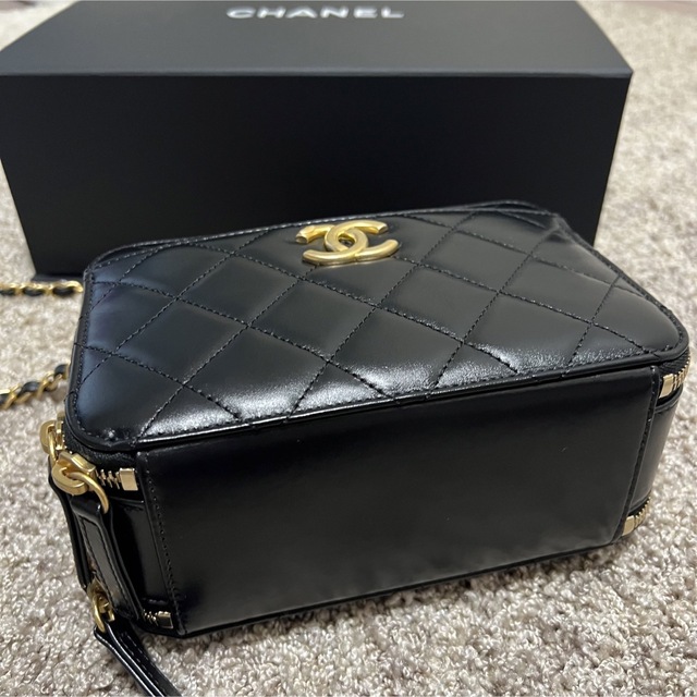 CHANEL(シャネル)の新品　CHANEL ヴァニティー ケース シャイニー カーフスキン ブラック レディースのバッグ(ハンドバッグ)の商品写真