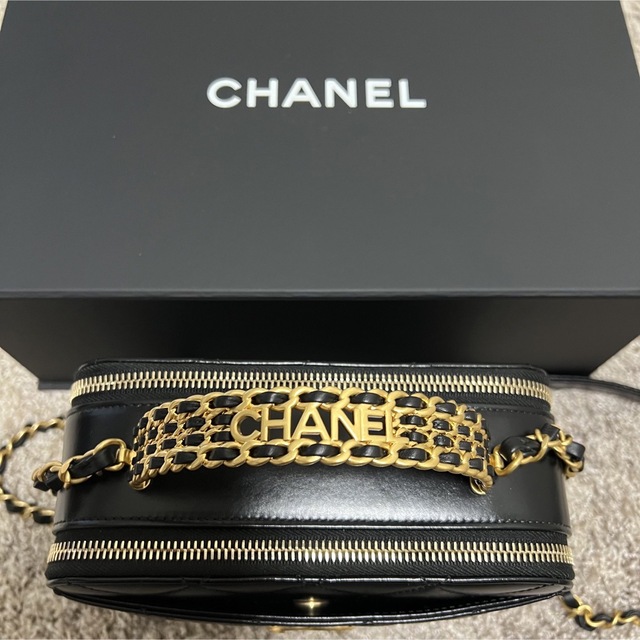 CHANEL(シャネル)の新品　CHANEL ヴァニティー ケース シャイニー カーフスキン ブラック レディースのバッグ(ハンドバッグ)の商品写真